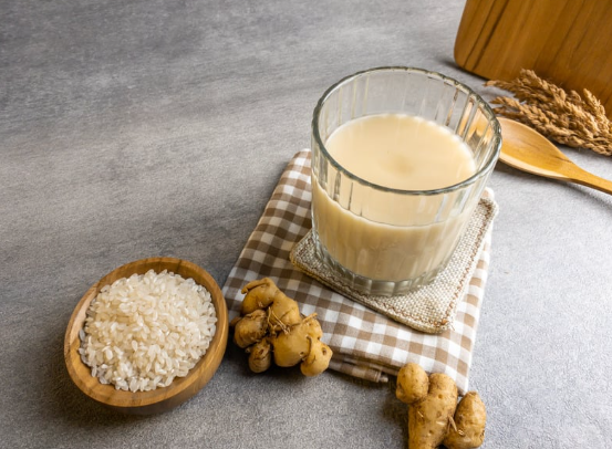 manfaat kunyit asam, manfaat beras kencur, jamu tradisional untuk ibu, jamu alami untuk haid, stamina ibu menyusui, minuman sehat ibu hamil, jamu aman ibu menyusui, jamu tradisional Indonesia, Bunda, si Kecil